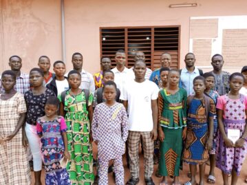 Causerie littéraire autour du roman les cuisses du ciel de Rodrigue ATCHAOUÉ au CAEB d’Abomey&nbsp;