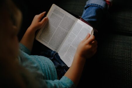 L'enfant entrain de lire un livre
