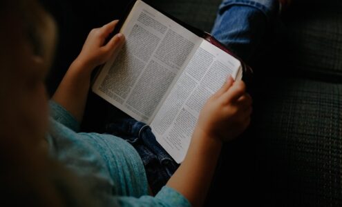 Comment aider mon enfant à maîtriser les subtilités de la lecture ? 