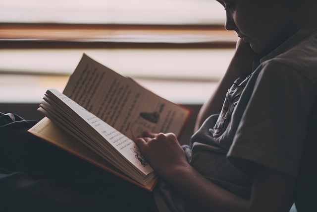 Devenir le héros de la lecture : Comment cultiver la latéralité ou le côté dominant de votre enfant pour une immersion totale dans les livres 