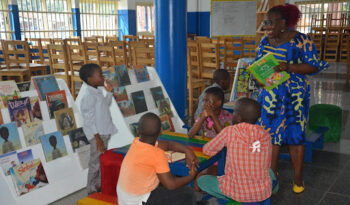 Larissa Padonou a la bibliothèque Bénin Excellence, soutenue par la Fondation Vallet lors d'une lecture guidée