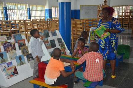 Larissa Padonou a la bibliothèque Bénin Excellence, soutenue par la Fondation Vallet lors d'une lecture guidée