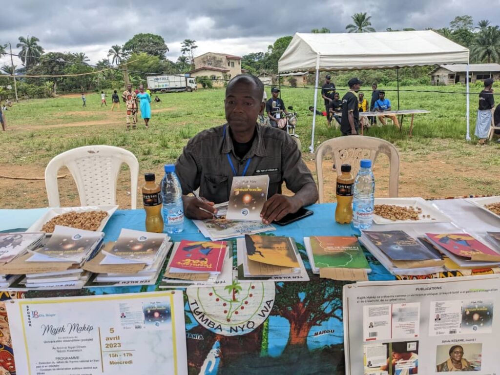 Majêk Makep au lancement de son livre au Cameroun 