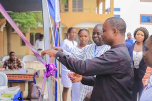 Komi Ezin coupan le Ruban pour le FILAB 2023 à la FSS Bibliothèque Bénin Excellence de Cotonou