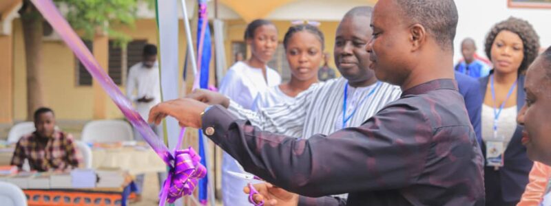 Komi Ezin coupan le Ruban pour le FILAB 2023 à la FSS Bibliothèque Bénin Excellence de Cotonou
