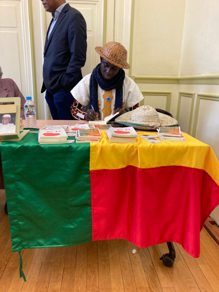 l'écrivain Bravo au Salon du livre africain de Paris en mars 2023