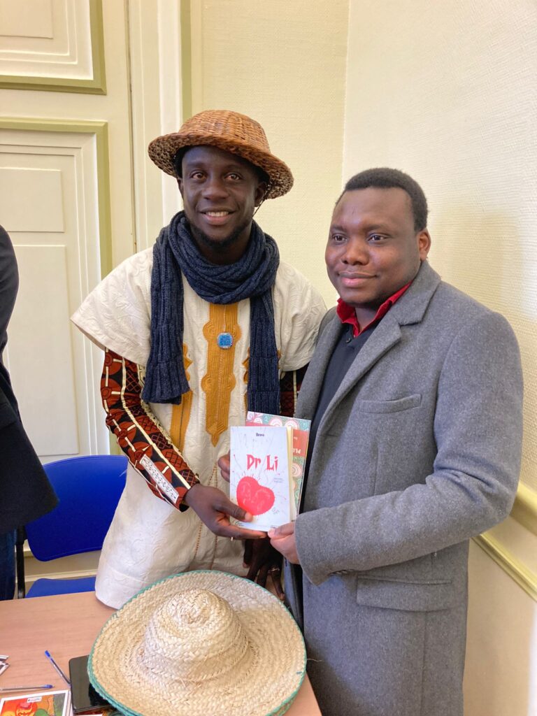 Bravo avec Espéran PADONOU, fondateur des Bibliothèques Bénin Excellence/Fondation Vallet en France à Paris au Salon du livre africain de paris  