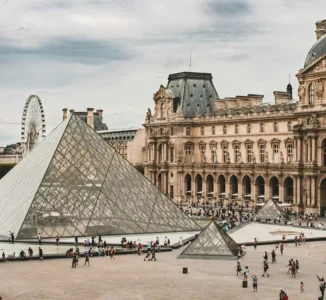 Bibliothèques et patrimoine égyptien : 300 à 400 ouvrages d’Égyptologie touchés au Louvre après une fuite d’eau